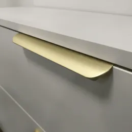 Fogantyú bútorélre AVANTI / Csiszolt sárgaréz