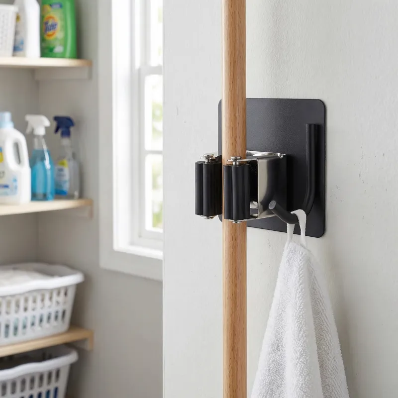 Öntapadós seprű- vagy felmosófelakasztó / Fekete matt