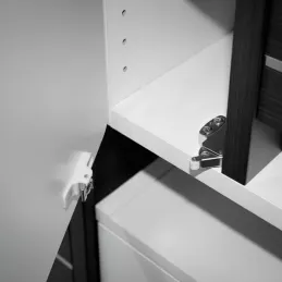 Mechanizmus a fogantyú nélküli ajtónyitáshoz