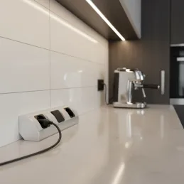 Belső sarok elosztó CORNER SCHUKO 2x 230V kapcsolóval / Alumínium