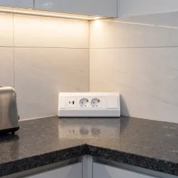 Belső sarok elosztó CORNER SCHUKO 2x 230V + USB A-C / Matt fehér