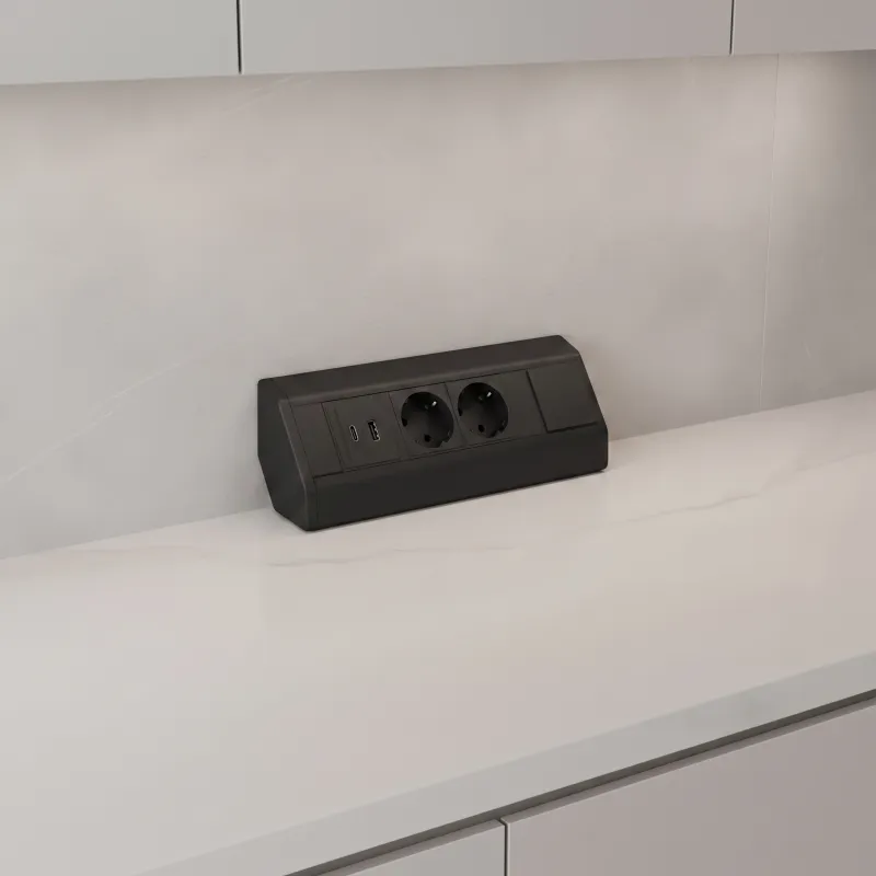 Beltéri aljzatsín CORNER SCHUKO 2x 230V + USB A-C / Fekete matt
