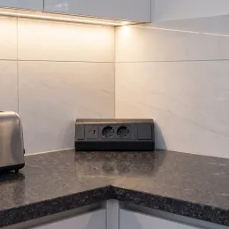 Beltéri aljzatsín CORNER SCHUKO 2x 230V + USB A-C / Fekete matt
