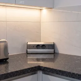 Belső sarok elosztó CORNER SCHUKO 2x 230V + USB A-C / Rozsdamentes acél