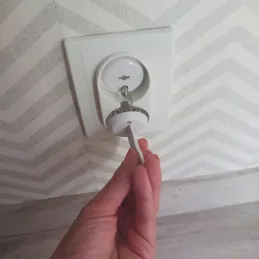 15db biztonsági dugókészlet kulccsal / fehér